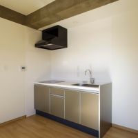 杉並区高円寺南の賃貸物件/シンプルなデザインのキッチンはIHコンロが2口