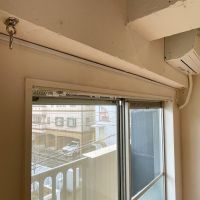 品川区西五反田の賃貸物件/室内干しできるよう、窓際に物干し竿用のリングがついています
