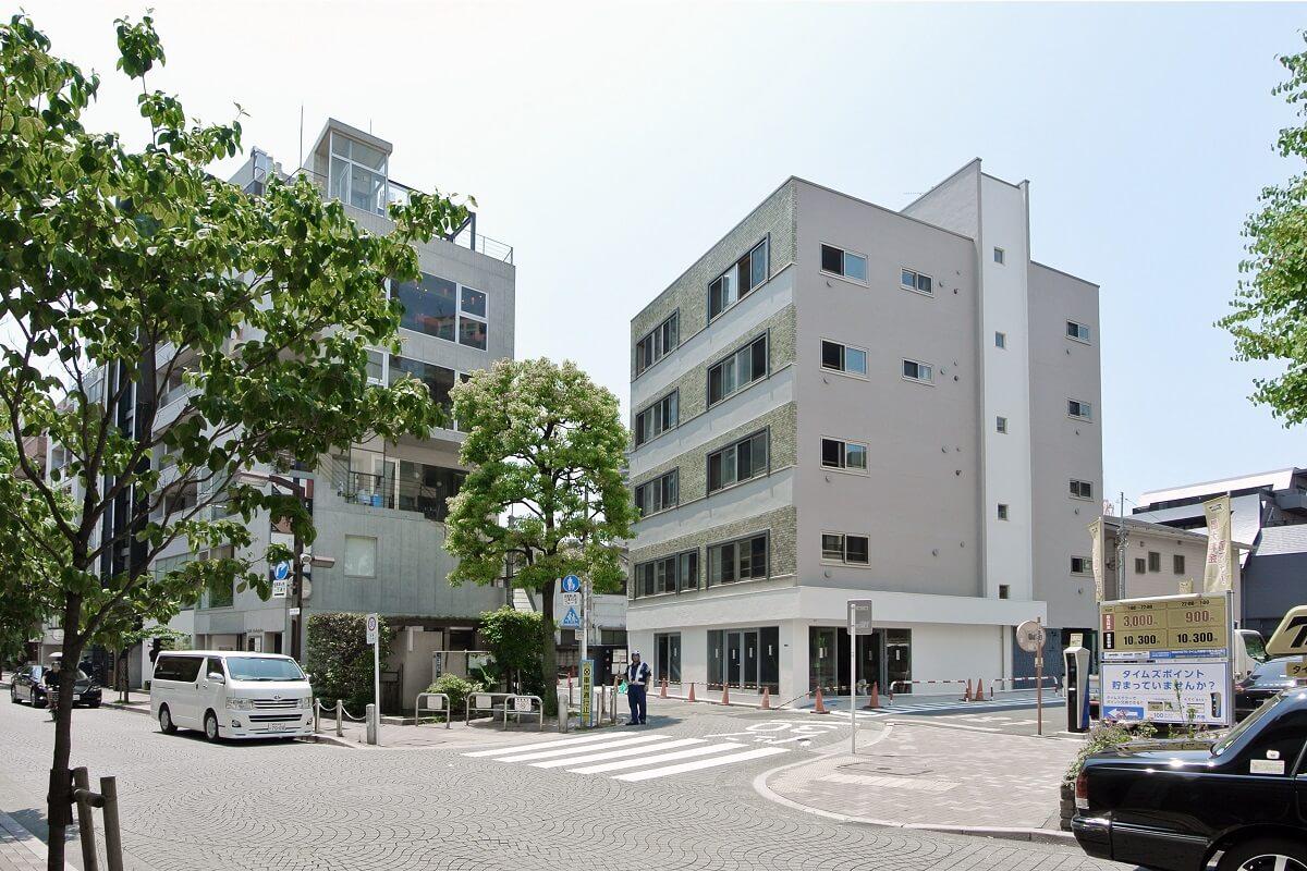 麻布十番商店街隣接の角地