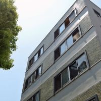 港区元麻布の賃貸物件/リノベ前の古いままのタイルを残したレトロな外壁