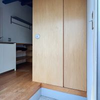 墨田区京島の賃貸物件/玄関はコンパクト。靴は写真正面の棚に収納可能です