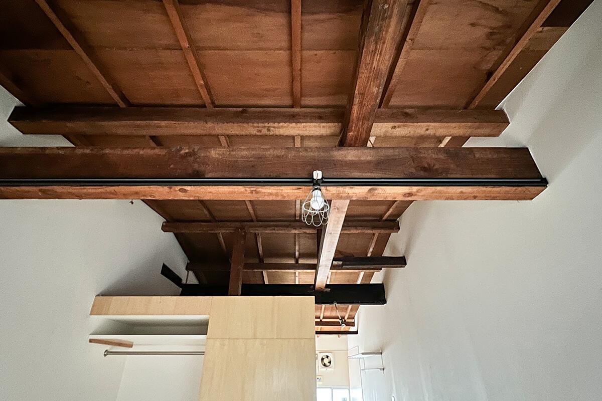 墨田区京島の賃貸物件/あらわにした小屋組。ちょっぴり夏は暑くて冬は寒いかも