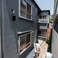 世田谷区池尻の賃貸物件/階段をおりて玄関へ。路地のようなアプローチです
