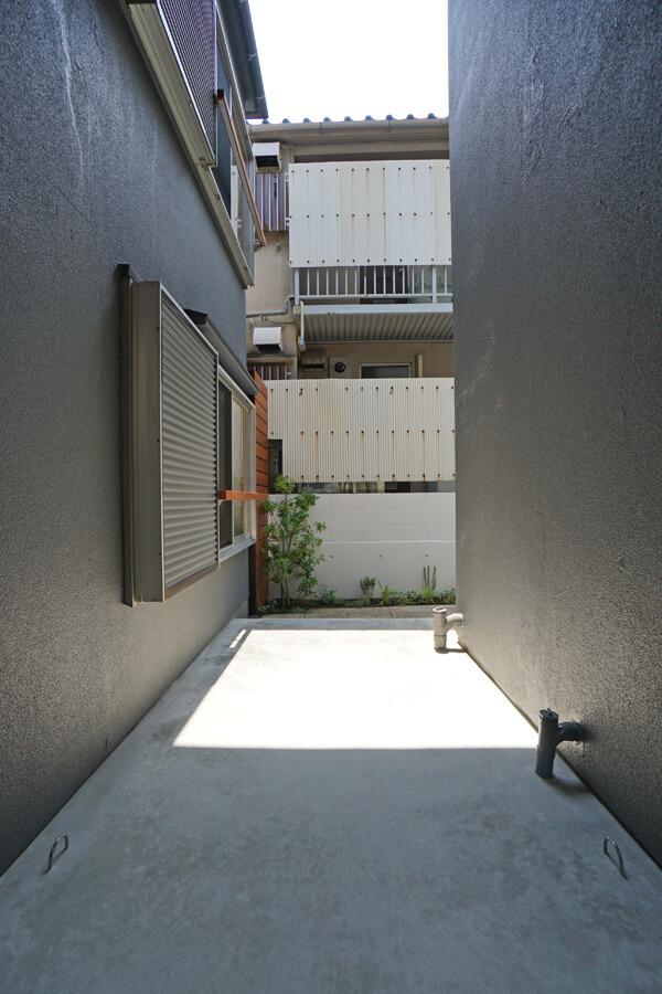 世田谷区池尻の賃貸物件/玄関前。わかりにくいですが、地面にはフックがあり、自転車の鍵を巻きつけることができます