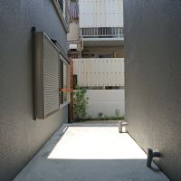 世田谷区池尻の賃貸物件/玄関前。わかりにくいですが、地面にはフックがあり、自転車の鍵を巻きつけることができます