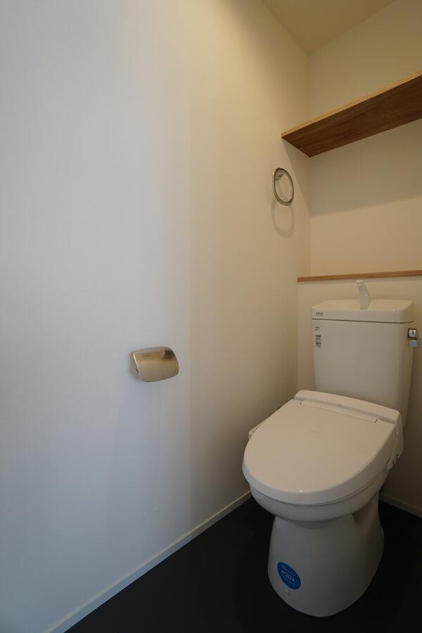 世田谷区池尻の賃貸物件/トイレにも棚があるのは、何かと便利ですよね