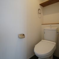 世田谷区池尻の賃貸物件/トイレにも棚があるのは、何かと便利ですよね