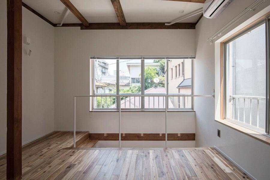 世田谷区池尻の賃貸物件/2階。お隣の建物と距離が離れているので北側の窓からの景色はちょっといい感じ