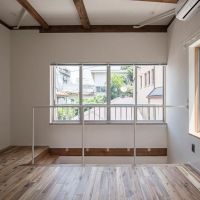 世田谷区池尻の賃貸物件/2階。お隣の建物と距離が離れているので北側の窓からの景色はちょっといい感じ