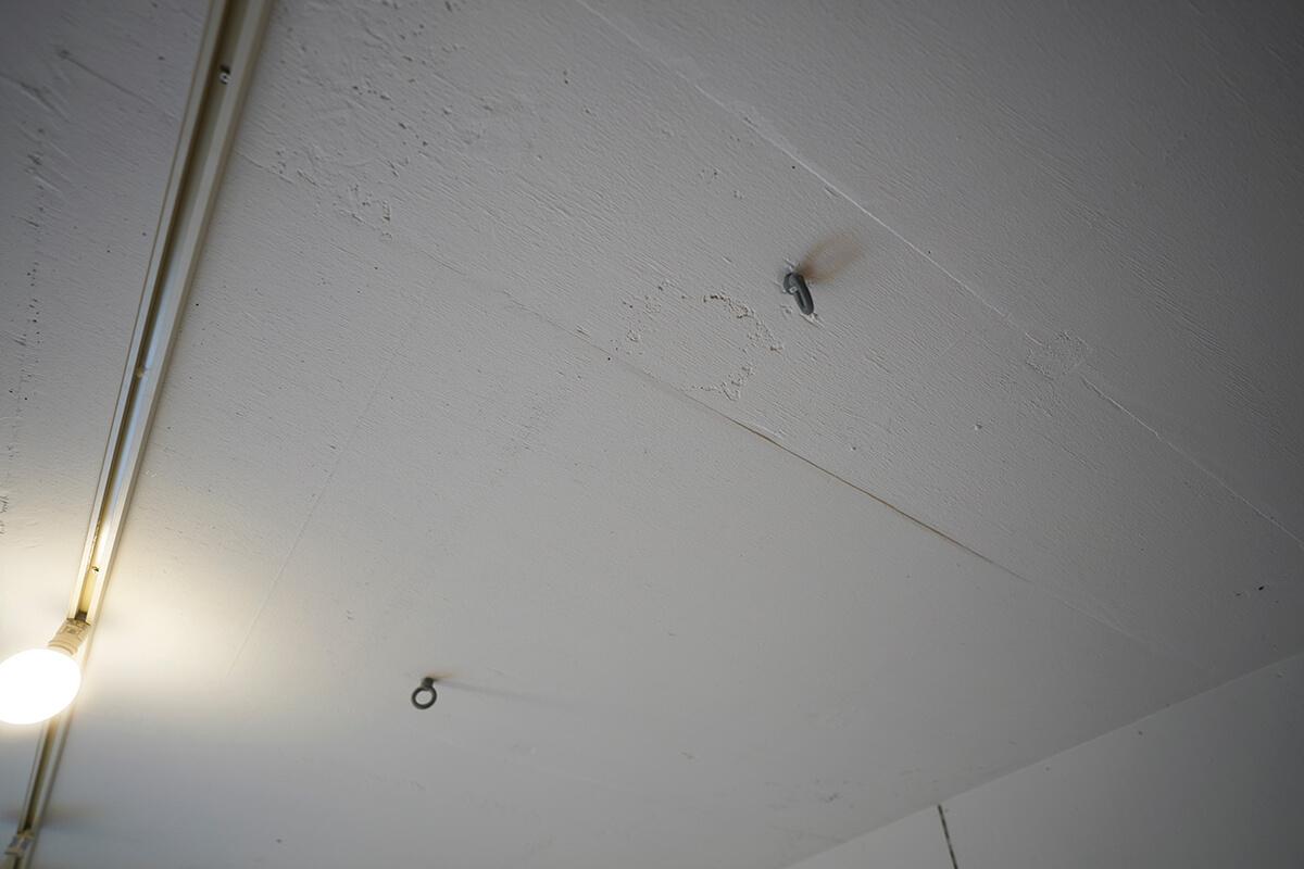 杉並区井草の賃貸物件/天井にはこんな感じでフックを取付けることが可能です