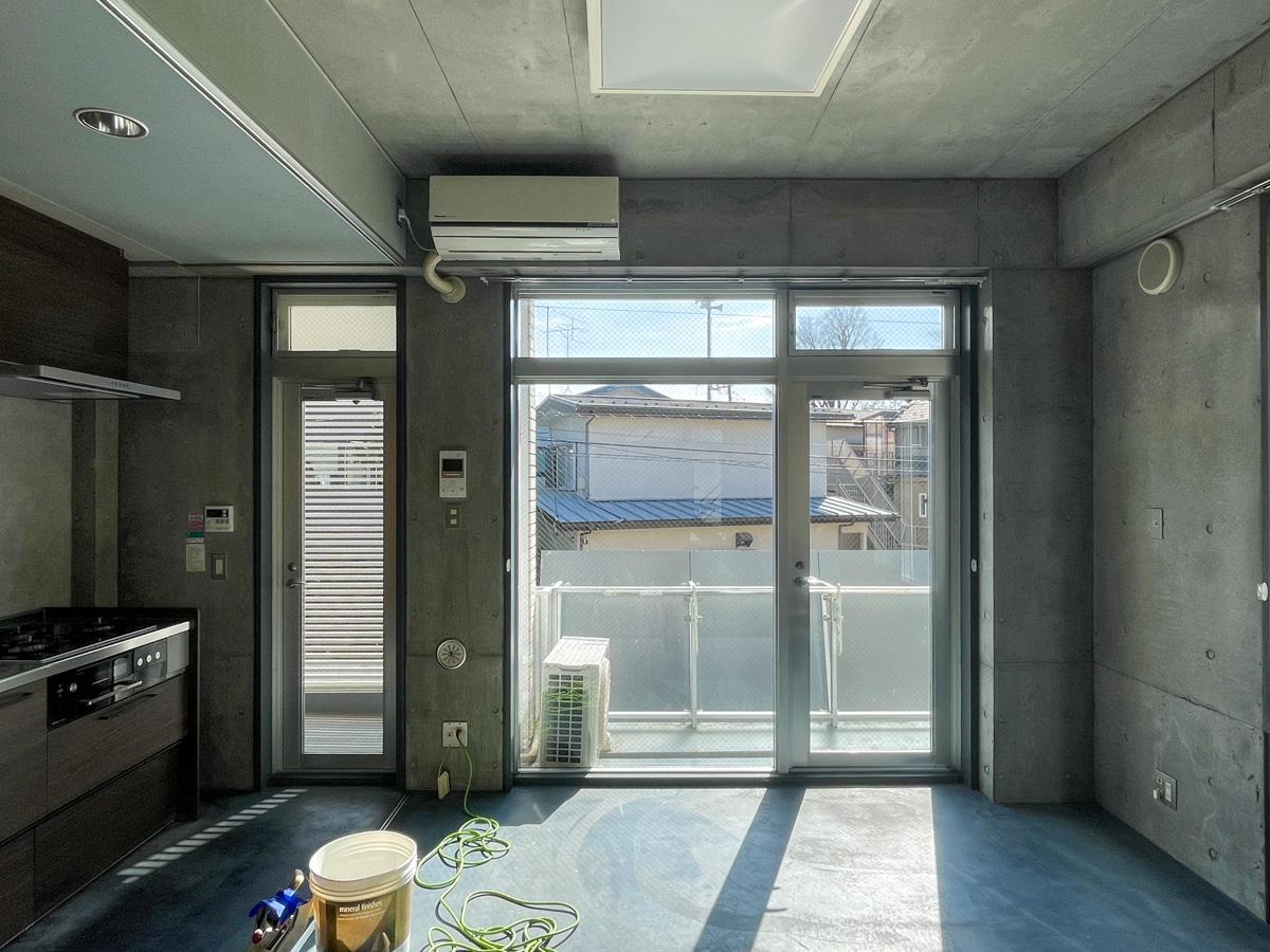 世田谷区岡本の賃貸物件/南側にひらいた窓。日当たりは良好です