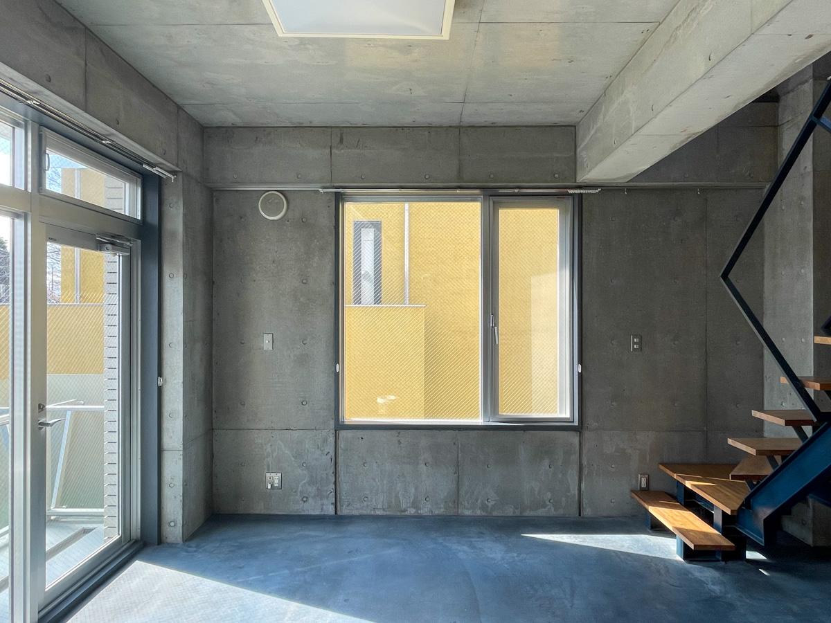 世田谷区岡本の賃貸物件/明るい南側の窓際。西向きの窓の先には隣家があります