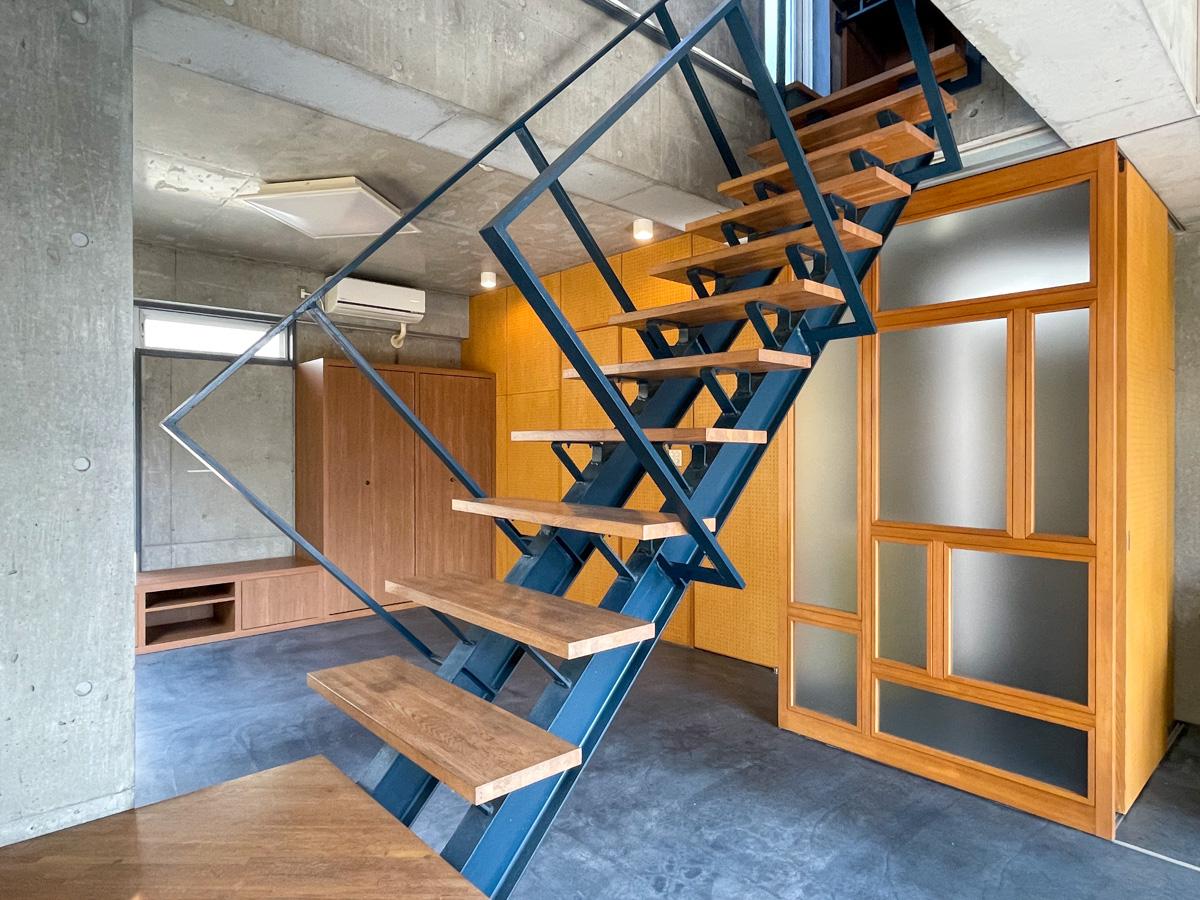 世田谷区岡本の賃貸物件/部屋の中央にあるシンボル的な階段