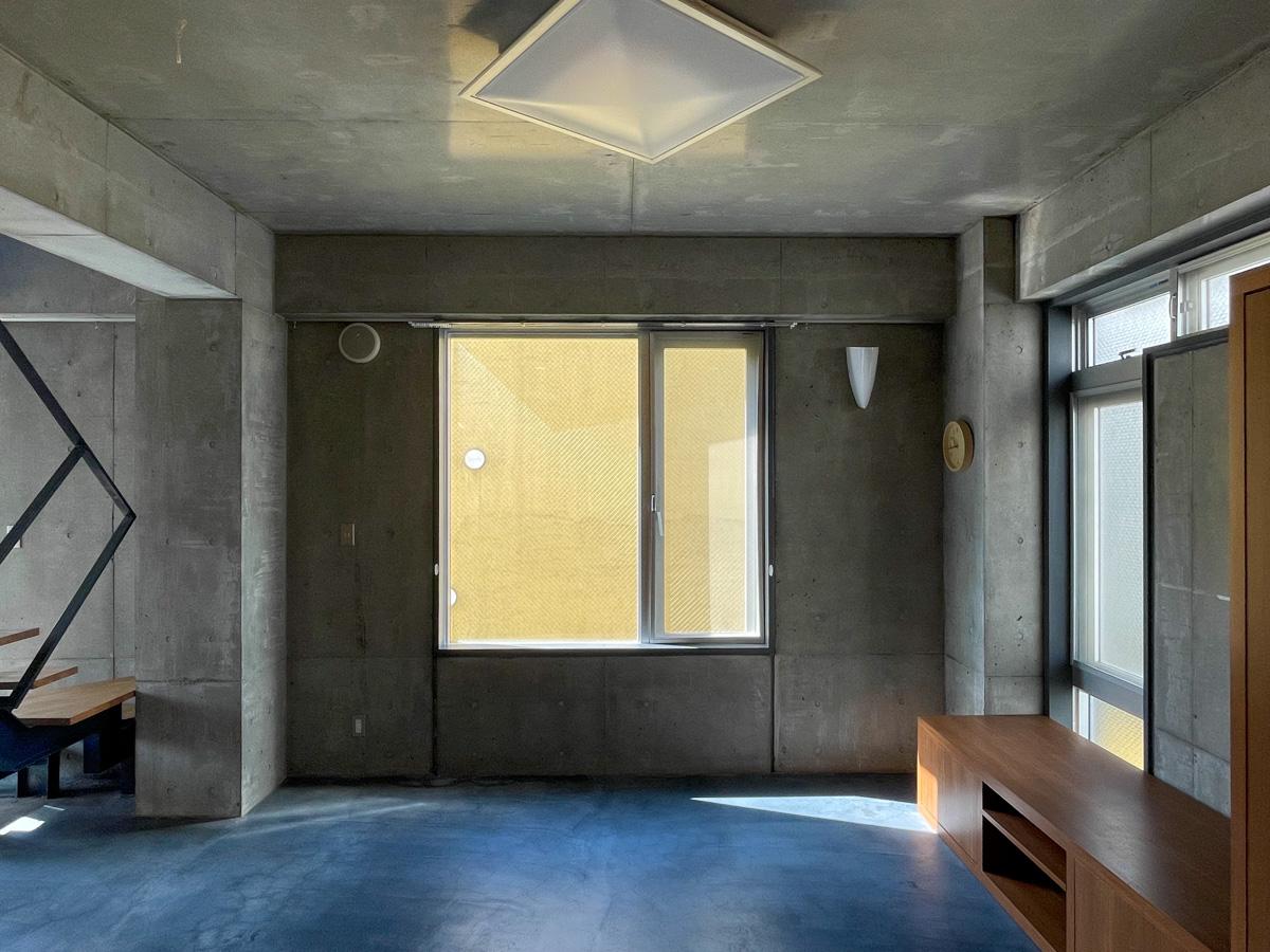 世田谷区岡本の賃貸物件/下階：西側にひらいた窓をみる