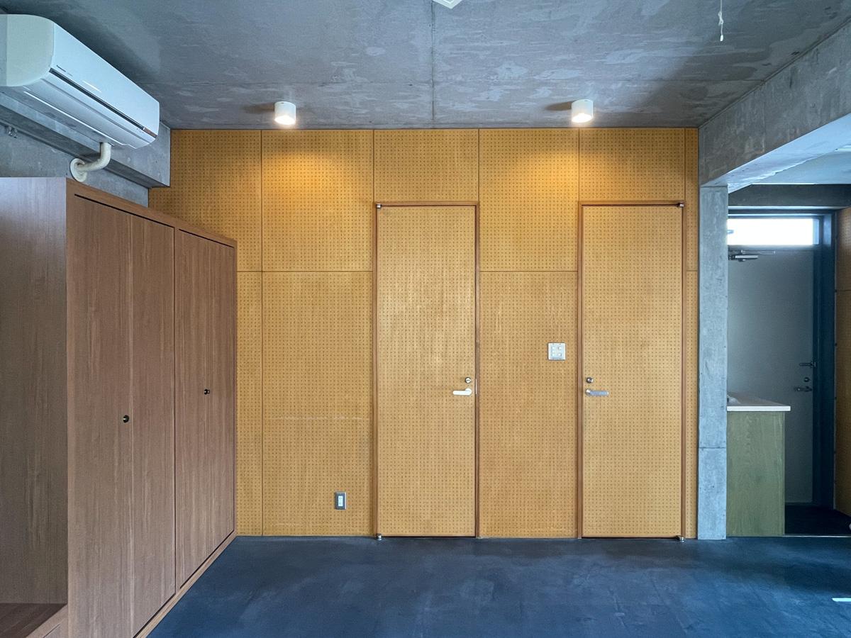 世田谷区岡本の賃貸物件/下階：玄関側をみる。正面の扉が洗面所、右手がトイレです