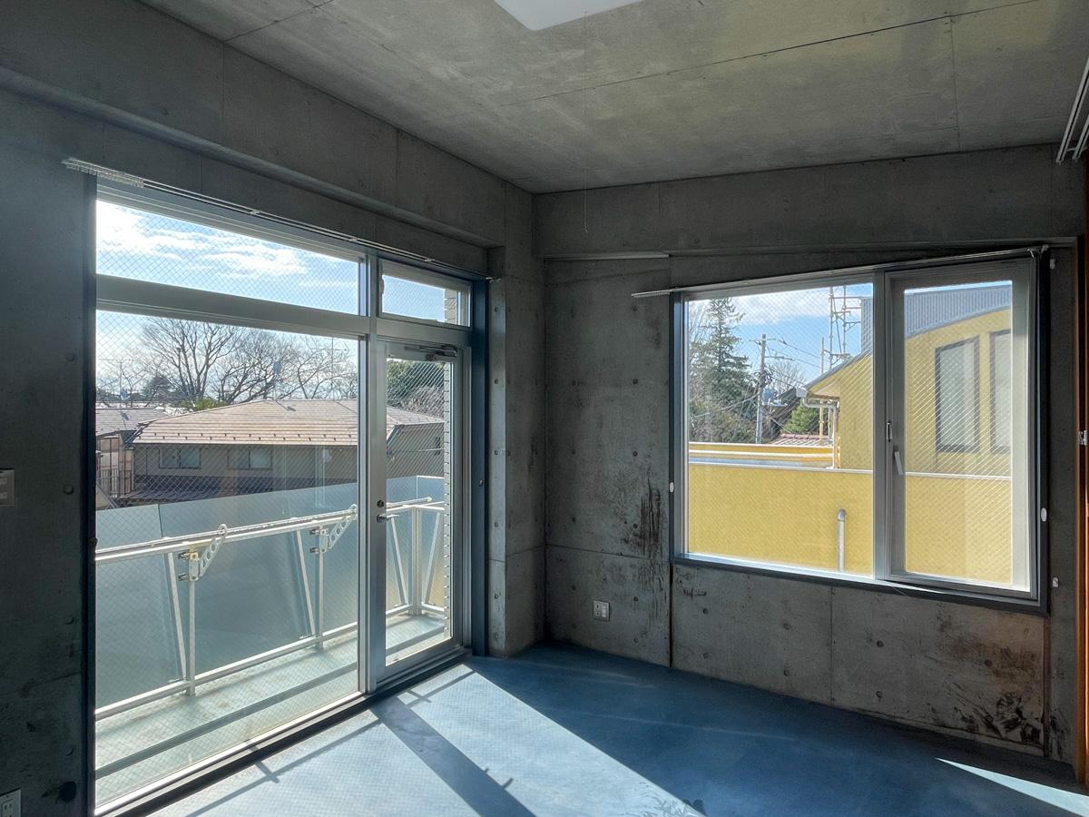 世田谷区岡本の賃貸物件/上階：洋室。窓が多くて明るい