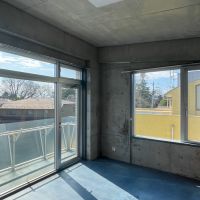 世田谷区岡本の賃貸物件/上階：洋室。窓が多くて明るい