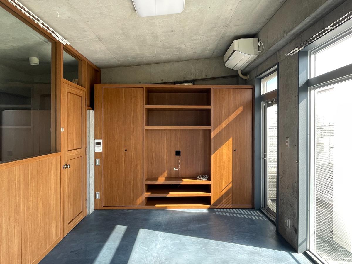 世田谷区岡本の賃貸物件/上階：洋室。この部屋にもテレビボードと収納が備え付けられています