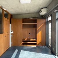 世田谷区岡本の賃貸物件/上階：洋室。この部屋にもテレビボードと収納が備え付けられています