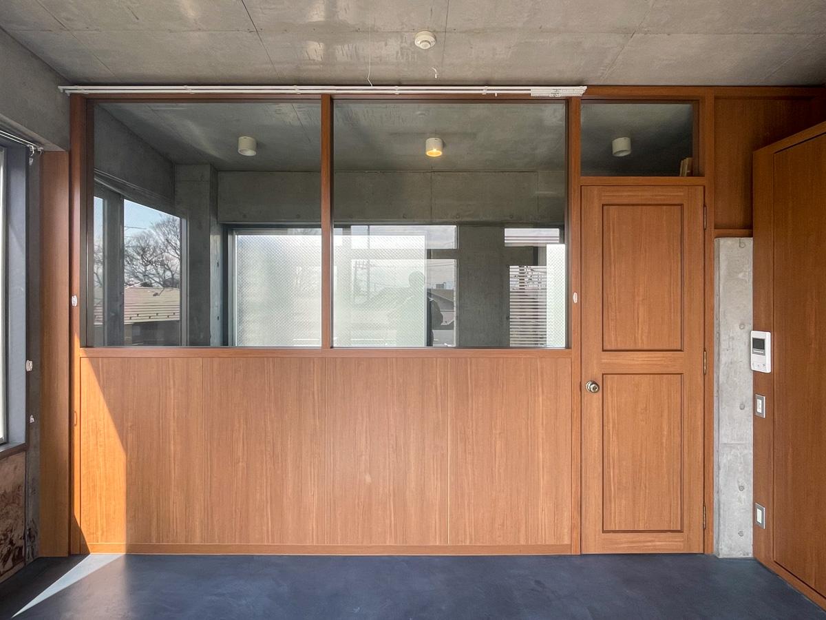 世田谷区岡本の賃貸物件/上階：内窓があるため、階段側にも光が抜けるつくり