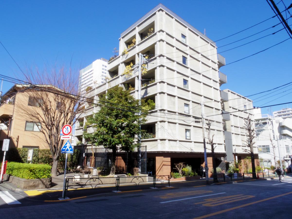 目黒区上目黒の賃貸物件/外壁は木材のテクスチャーをコンクリートで表現するため、本物の木を採用