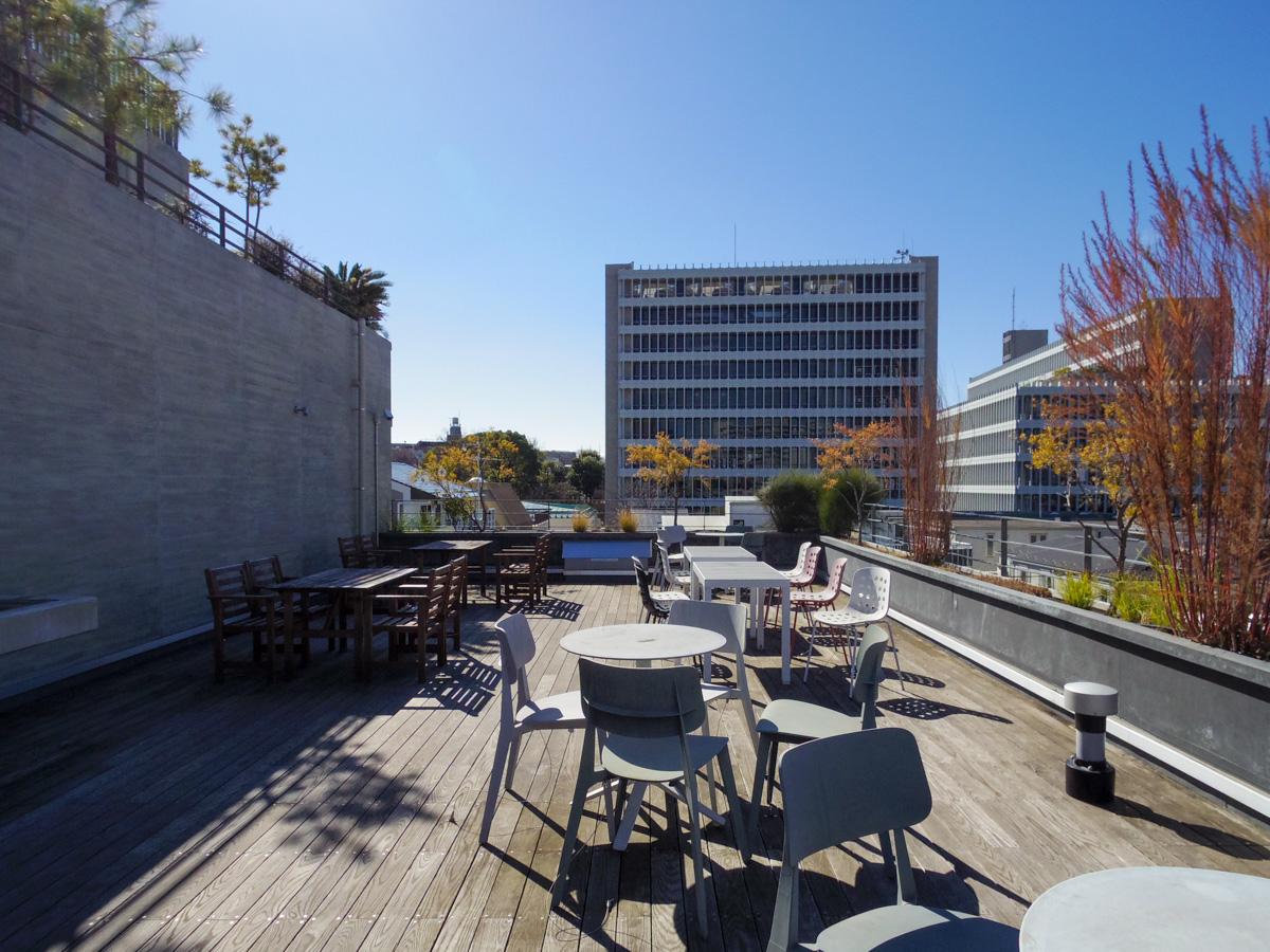 目黒区上目黒の賃貸物件/こちらも植栽が魅力な5階ルーフトップ。入居者が自由に使えるように開放している