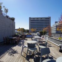 目黒区上目黒の賃貸物件/こちらも植栽が魅力な5階ルーフトップ。入居者が自由に使えるように開放している