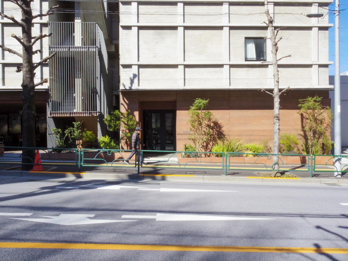 目黒区上目黒の賃貸物件/エントランスは駒沢通り沿い