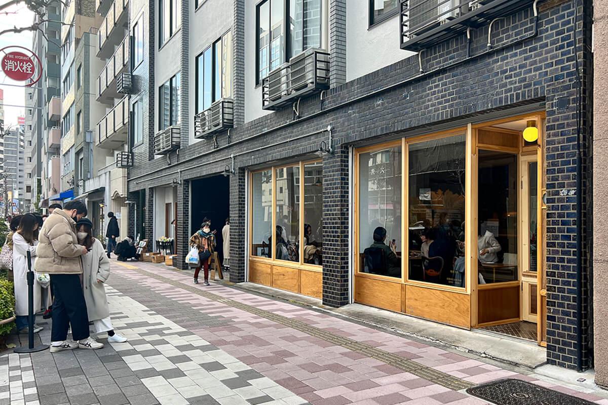 台東区蔵前の賃貸物件/「喫茶半月」は列をつくるほど。お茶と買い物が楽しめるビルです（写真は昨年冬頃のものです）