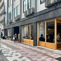 台東区蔵前の賃貸物件/「喫茶半月」は列をつくるほど。お茶と買い物が楽しめるビルです（写真は昨年冬頃のものです）