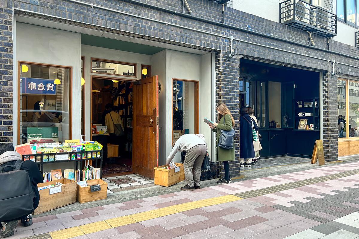 台東区蔵前の賃貸物件/左側は古書店「Frobegue」で、隣は「半月焙煎研究所」（写真は昨年冬頃のものです）