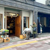 台東区蔵前の賃貸物件/左側は古書店「Frobegue」で、隣は「半月焙煎研究所」（写真は昨年冬頃のものです）