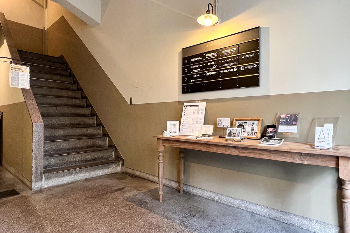 台東区蔵前の賃貸物件/広くて明るいエントランスホール。上階へは階段で行きます