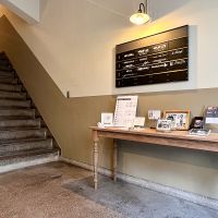 台東区蔵前の賃貸物件/広くて明るいエントランスホール。上階へは階段で行きます