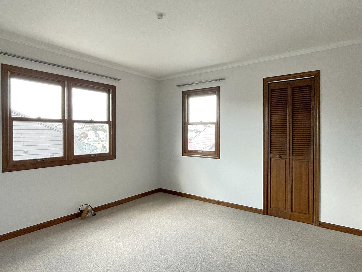 町田市玉川学園の賃貸物件/北西側洋室：クラシックな内装