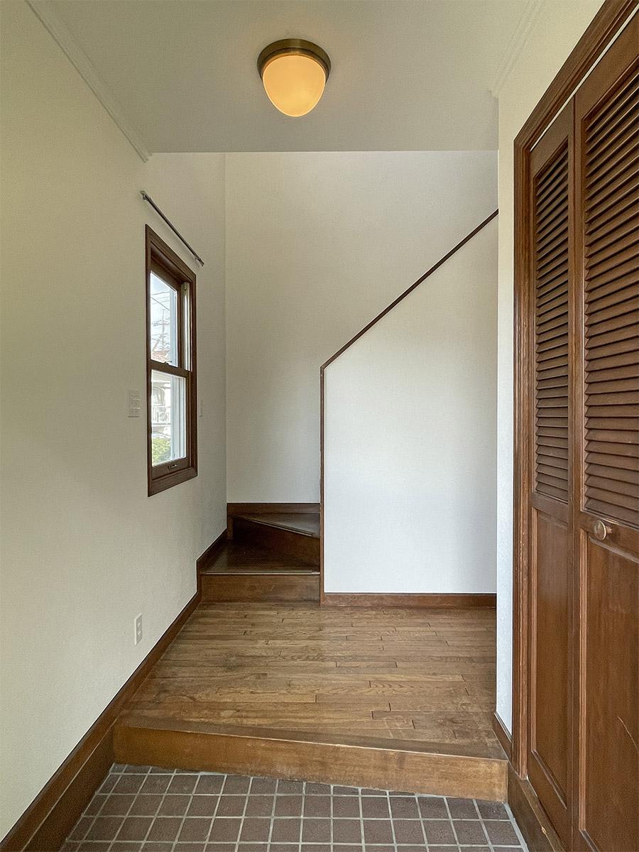 町田市玉川学園の賃貸物件/玄関。階段は吹き抜けです