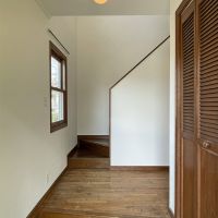 町田市玉川学園の賃貸物件/玄関。階段は吹き抜けです