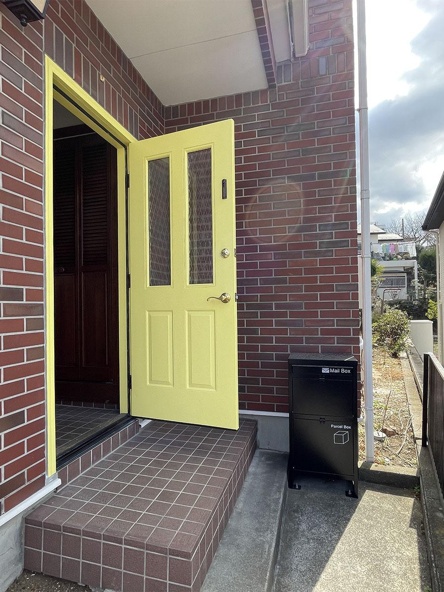 町田市玉川学園の賃貸物件/玄関は可愛らしいカラーリング