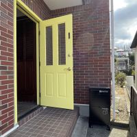 町田市玉川学園の賃貸物件/玄関は可愛らしいカラーリング