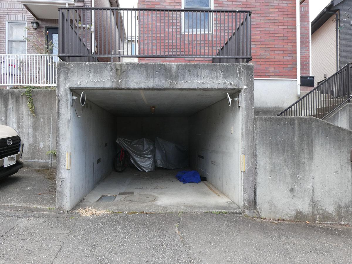 町田市玉川学園の賃貸物件/小さめの駐車場。幅約2.5m、高さ約1.7m、奥行き約5.3m。ガレージの上はちょっとしたテラスに