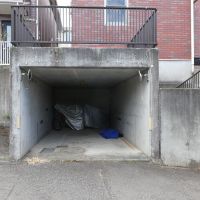町田市玉川学園の賃貸物件/小さめの駐車場。幅約2.5m、高さ約1.7m、奥行き約5.3m。ガレージの上はちょっとしたテラスに