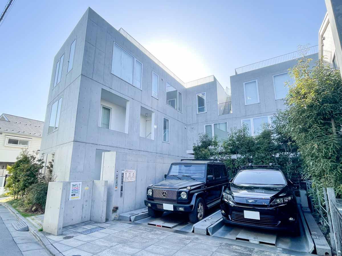 世田谷区駒沢の賃貸物件/外観。機械式の駐車場の中段に無料で駐車可能！