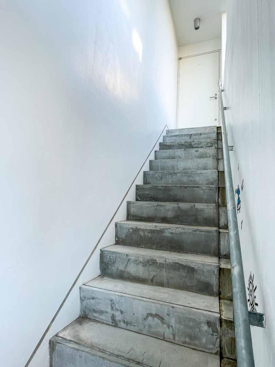 世田谷区駒沢の賃貸物件/専用階段。ここは専有面積には含まれていませんが、専用でつかえるという嬉しいスペース