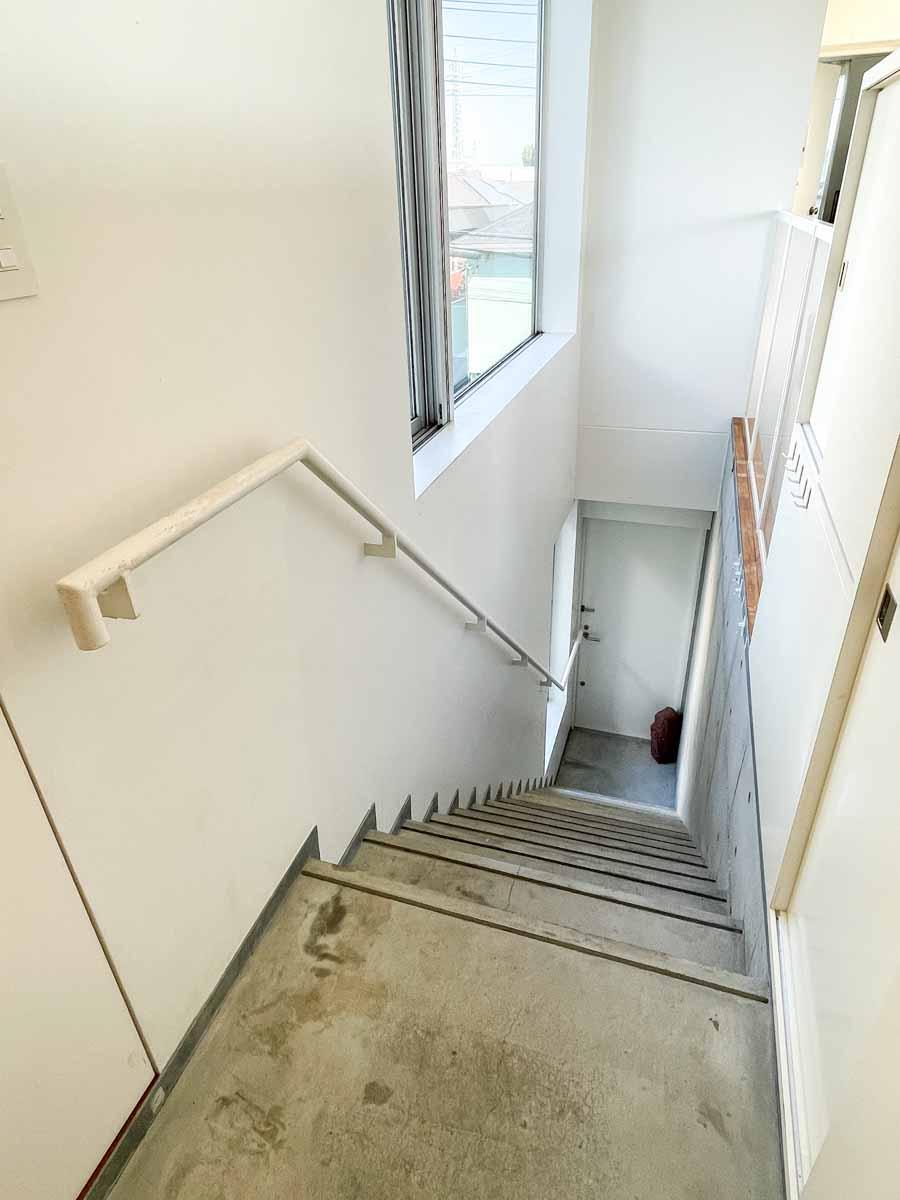 世田谷区駒沢の賃貸物件/屋内階段。下にある玄関が2階の位置で、そこから内側が専有部分