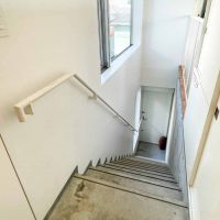 世田谷区駒沢の賃貸物件/屋内階段。下にある玄関が2階の位置で、そこから内側が専有部分