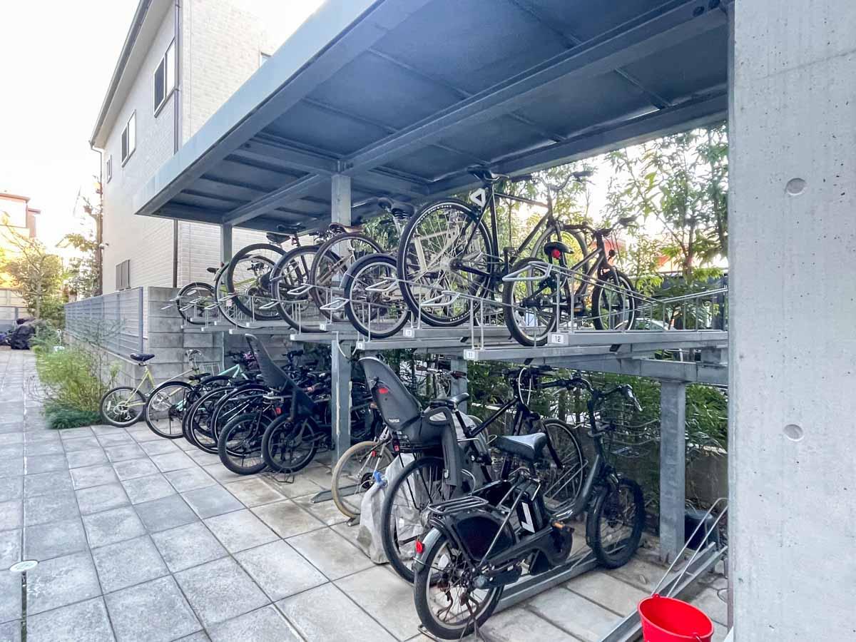 世田谷区駒沢の賃貸物件/駐輪場。使用料は無料。17世帯とこじんまりとして建物で、清掃など管理状態も良好なよう