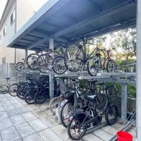 世田谷区駒沢の賃貸物件/駐輪場。使用料は無料。17世帯とこじんまりとして建物で、清掃など管理状態も良好なよう