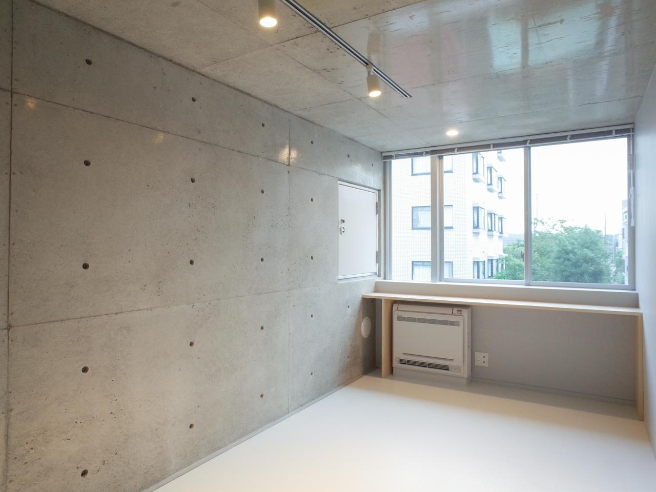 川崎市中原区下小田中の賃貸物件/寝室は窓側に木製カウンターが造作されています