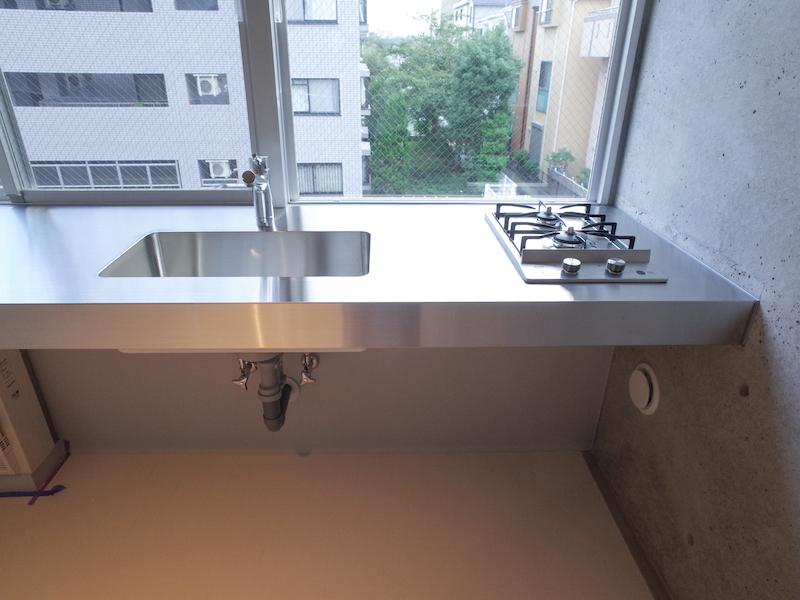 川崎市中原区下小田中の賃貸物件/キッチンは2口コンロ、明るいキッチンで料理が捗りそうです