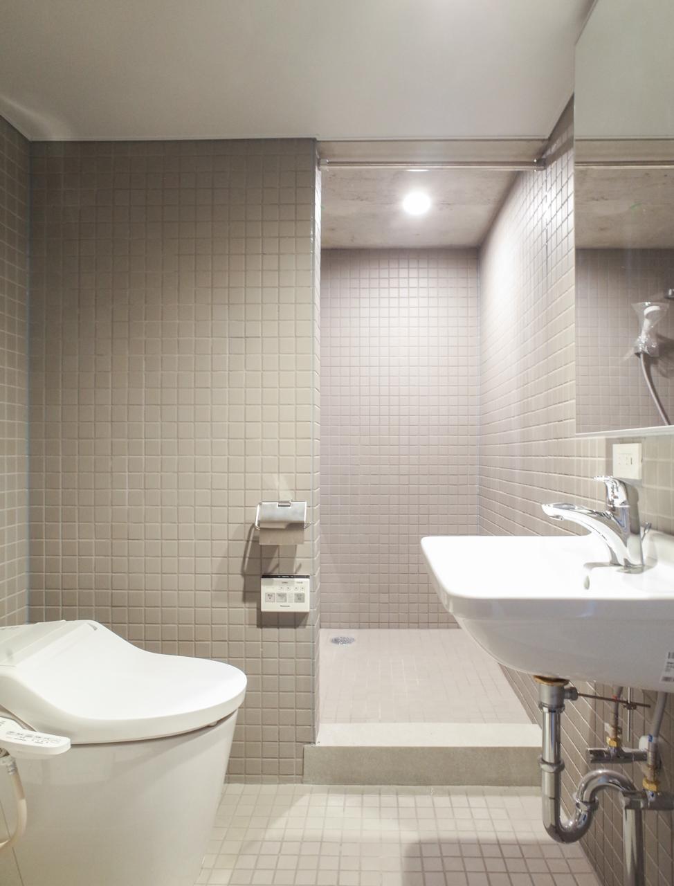 川崎市中原区下小田中の賃貸物件/洗面所・トイレは一体でタイル張り、奥に浴室があります